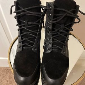 Women’s boots only worn one time Great condition